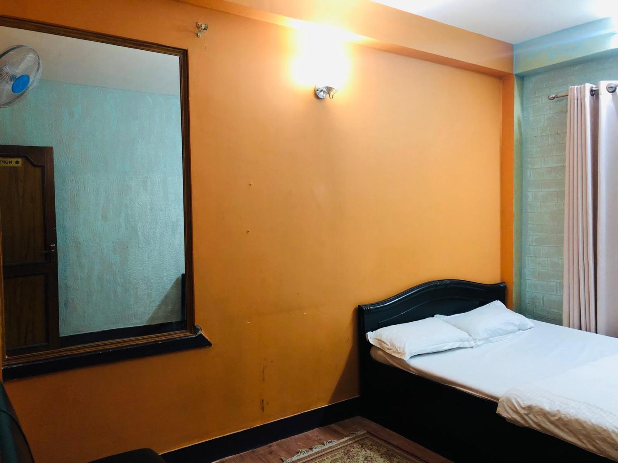 Sara'S Backpackers Hotel Катманду Экстерьер фото