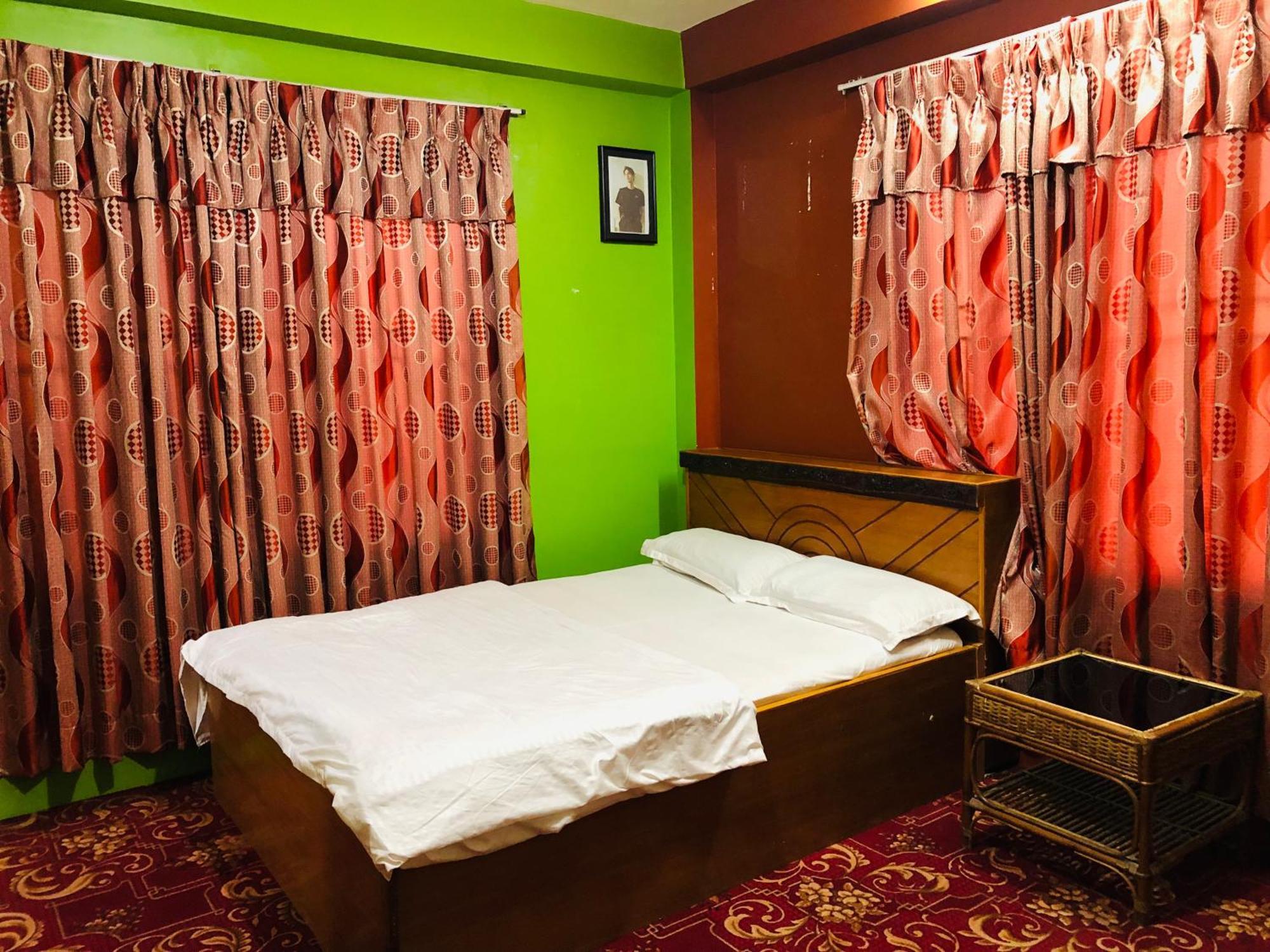 Sara'S Backpackers Hotel Катманду Экстерьер фото